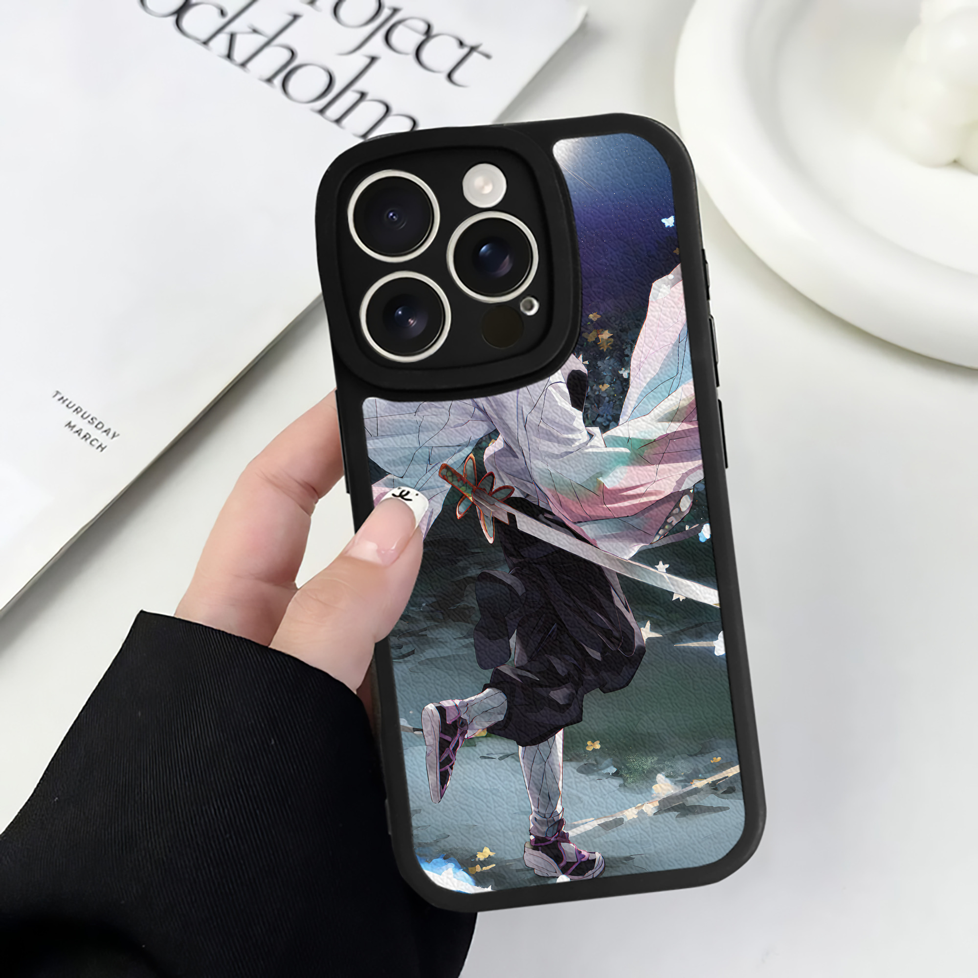 （画像用） 鬼滅の刃（きめつのやいば）蟲柱-胡蝶 しのぶ／こちょう しのぶ Kochou Shinobu 【iPhone 16シリーズ対応】シリコンスマホケース（レザー調） 材質：シリコン